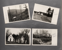 Stránka z rodinného alba zobrazující okolí kapličky zasvěcené sv. Martě na konci 50. let. 