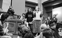 Pondelok 20. novembra 1989: Diskusia študentov v Aule Univerzity Komenského