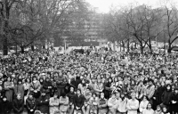 Utorok 21. novembra 1989: Študenti viacerých bratislavských vysokých škôl na mítingu na Hviezdoslavovom námestí – pohľad z podstavca sochy P. O. Hviezdoslava k SND (za lešením)
