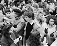Utorok 21. novembra 1989: Z mítingu na Hviezdoslavovom námestí – Miloš Lauko, študentský líder revolúcie z VŠMU so študentkou z Prahy (v spodnom ľavom rohu), ktorá referovala o násilím potlačenej demonštrácii študentov v Prahe 17. 11. 1989.