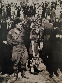 Pohřeb padlých na Zbraslavi, květen 1945