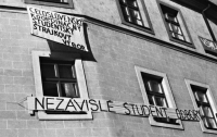Štvrtok 23. novembra 1989: Celoslovenský koordinačný študentský štrajkový výbor sídlil v budove VŠMU na Jiráskovej ulici.