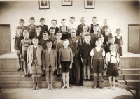 Jan Hlach in the fourth grade of primary school in 1948 (the top row, in the middle, the boy in the light shirt) 