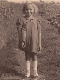 Marie Škrlová v době, kdy chodila do první třídy (rok 1943)