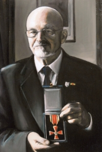 František Hýbl with the Order of Merit of the Federal Republic of Germany on the painting made by Anna Sypěnová