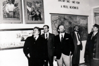František Hýbl (třetí zleva) ukazuje expozici školní třídy z doby komunismu / první zleva Petr Pithart / Přerov 1992