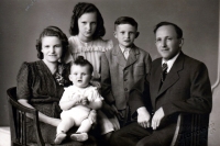 František Hýbl s rodiči a sourozenci (vpředu v náručí matky) / Citov 1942 