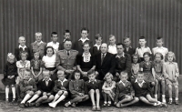 František Hýbl surrounded by his 4th-grade classmates / his father stands in the middle (in a black suit) / around 1950