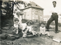 S rodinou, Fetrovská ulice 1929, vpravo pamětnice