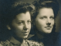 Vlevo Zdeňka Štěpková, 1941
