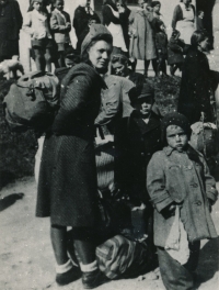 1944 - Gelnica - matka s Karlem a Ottou při odsunu ze Slovenska. Foto - neznámý fotograf