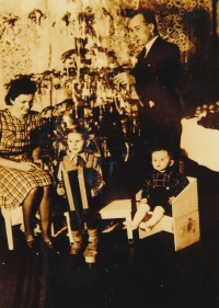 1942 - poslední společné Vánoce s matkou, otcem a bratrem
