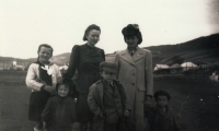 Maminka vpravo, Karel největší dítě + známí, vpravo Trouda, která zahynula ve sběrném táboře po válce