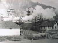 (1964 foceno) vápenka, rodný dům vlevo uprostřed s bílou střechou