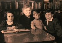 Kristina Čermáková se svými sourozenci a babičkou