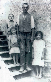 Ludmila Machalová (první zprava) s otcem a sourozenci na statku Bakalových v Holešově na Plačkově, kde rodiče pracovali jako deputátníci