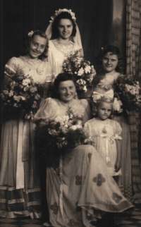 A wedding photo of Ludmila Machalová with bridesmaids