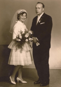 Svatební fotografie manželů Škrlových (rok 1962)