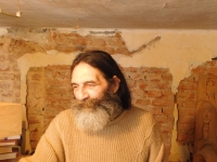 Miroslav Sedláře ve své řezbářské dílně v Oskavě v roce 2019