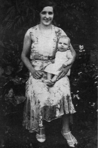 Josef Ohnheiser with his mother. 1933