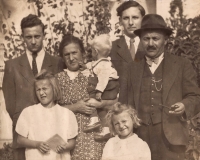 Poslední fotografie celé rodiny (rok 1944)