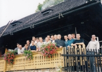 Adam Rucki (třetí zprava) se seminaristy v Bukovci / 1999