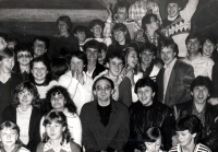 Adam Rucki (uprostřed) s mládeží před odebráním státního souhlasu / před kostelem v Třinci-Gutech 1984