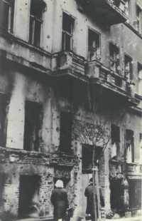 Rozstřílené domy v Praze v srpnu 1968