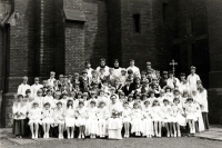 Adam Rucki (dole uprostřed) při slavnosti prvního svatého přijímání / Třinec 1982