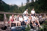 Adam Rucki (stojící vpravo) na výletě se seminaristy / Vysoké Tatry 2001