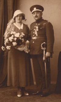 Svatební fotografie rodičů Marie Škrlové