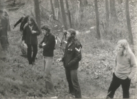 Výstava na Šibeníku v Uničově asi v roce 1982 (zprava Milan Kolbel, Milan Šusta Zbyněk Adámek, Jarka Kurucová). Foto: Petr Fráňa