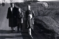 Jaroslav Zajíc (vpravo) na vycházce s matkou, bratrem Janem a sestrou Martou / 1959