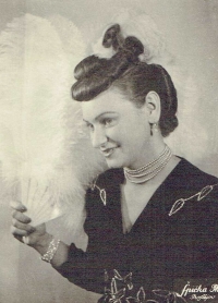 Božena Koutná at a fashion show, 1947