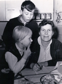 Marta Janasová s maminkou a bratrem Janem v kuchyni ve Vítkově / 1965