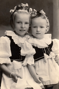 Alena Ševčíková (vlevo) se svou sestrou v kroji, cca 1945