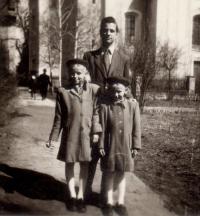 Pamětník a Božena Nájemníková a Stanislava Nájemníková (sestřenice z otcovy strany), Velikonoce 1950, Libáň