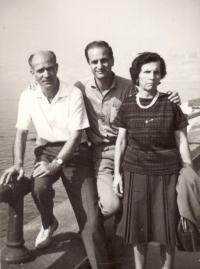 Pamětník (uprostřed) a Mario Rovetto (strýc, matčin bratr) s manželkou Antognettou, září 1964, Neapol 