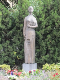 Bronzová socha Lidická matka akademické sochařky Marie Uchytilové před gymnáziem v Kladně