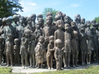 Pohled na bronzové sousoší lidických dětí, celoživotní dílo akademické sochařky Marie Uchytilové