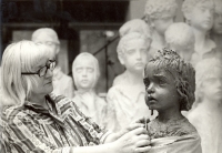 Marie Uchytilová při modelaci sochy lidické dívenky (70. léta)