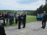 Slovenský prezident Andrej Kiska a Sylvia Klánová před pomníkem při vzpomínce na lidické děti a akademickou sochařku Marii Uchytilovou (10. června 2015)