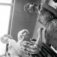 Marie Uchytilová pracuje na soše z lidického sousoší (r. 1977)