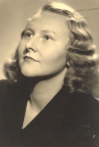 Maminka S. Klánové – Marie Uchytilová ve věku 21 let v roce 1945