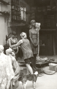 Marie Uchytilová při modelování sochy lidické dívky s dcerou Sylvií Klánovou (70. léta)