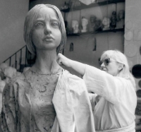 Marie Uchytilová při modelaci sochy lidické dívky v roce 1988