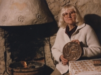 Marie Uchytilová s jednokorunovou československou mincí, na kterou r. 1956 vyhrála veřejnou soutěž; sama autorka o práci prohlásila: „…jaká to příležitost pro umělce – své srdce celému národu položit do dlaně!“ 