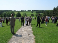 Pohled na lidickou pláň od pomníku – na cestě Sylvia Klánová s manželem a vnukem Martinem (r. 2010)