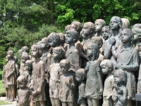 Pohled na bronzový Památník dětských obětí války v Lidicích (r. 2010)