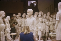 Památník dětským obětem války – nadživotní sousoší 82 lidických dětí; Marie Uchytilová retušuje poslední sochu v r. 1989